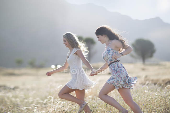 South Africa, Two young women having fun in field — Stock Photo