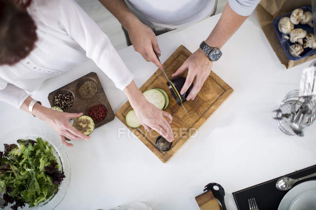 Coppia in cucina preparazione melanzane — Foto stock