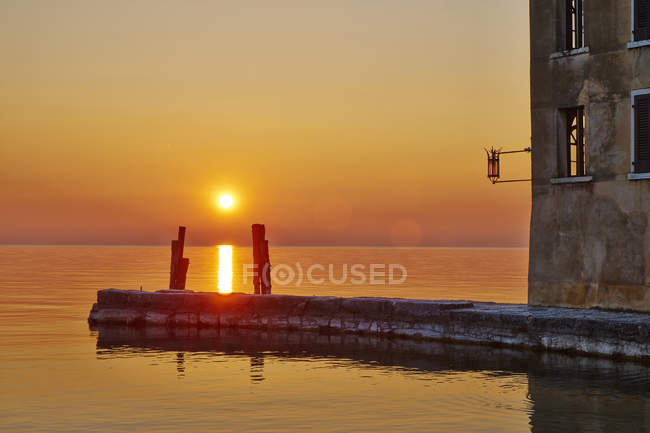 Italie, Punta san Vigilio, coucher de soleil sur le lac de Garde — Photo de stock