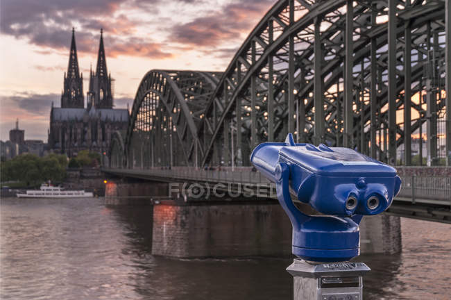 Jumelles à pièces et vue sur le pont Hohenzollern et la cathédrale de Cologne, Cologne, Allemagne — Photo de stock