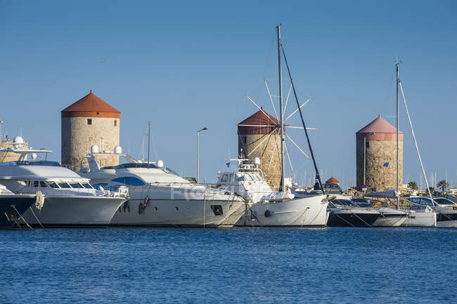 Греция, Родос, средневековые ветряные мельницы в порту Мандраки — стоковое фото