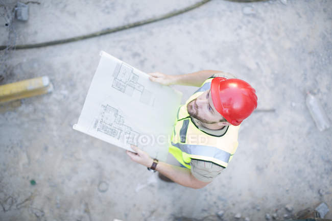 Plano de exploração dos trabalhadores da construção no estaleiro — Fotografia de Stock