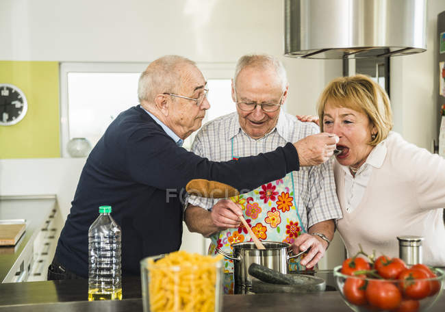 Lachende Senioren Kochen In Kuche Aufregung Kaukasus Stock Photo