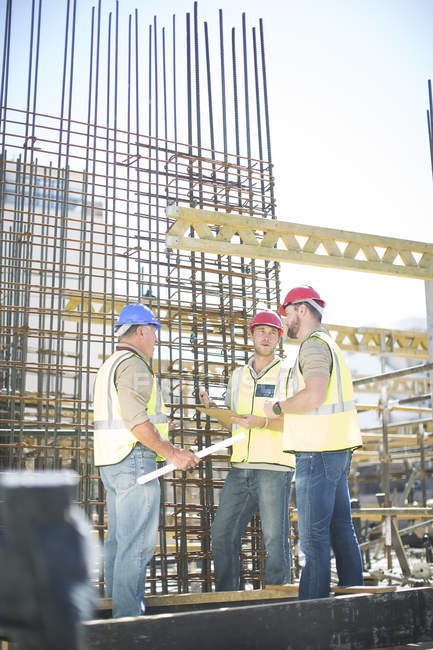 Trabalhadores da construção falando no canteiro de obras — Fotografia de Stock