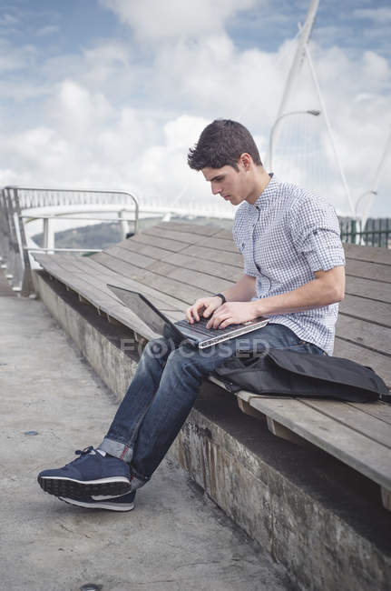 Spagna, Ferrol, giovane uomo che usa un computer portatile all'aperto — Foto stock