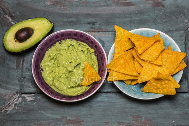 Guacamole, in Scheiben geschnittene Avocado und Tortilla-Chips — Stockfoto