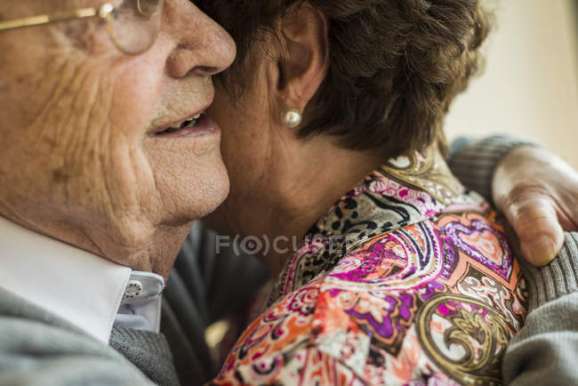 Primo piano di abbracciare coppia anziana — Foto stock