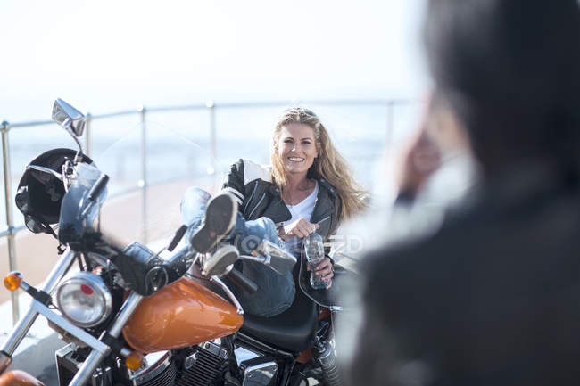 Женщина на мотоцикле отдыхает — стоковое фото