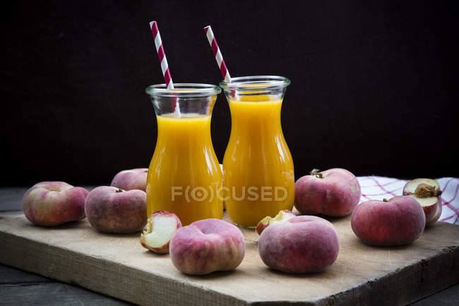 Pfirsich-Smoothie und Weinbergpfirsiche — Stockfoto