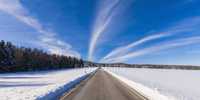 Alemania, Baden-Wuerttemberg, Swabian Alb, carretera rural en invierno - foto de stock