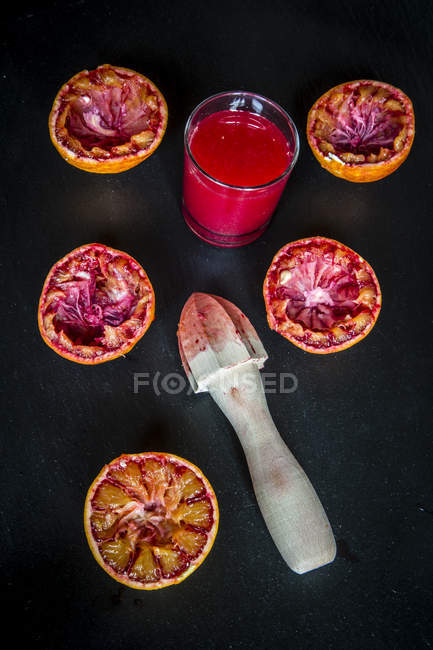 Склянка кров'яного апельсинового соку, стиснуті апельсини крові та сік — стокове фото