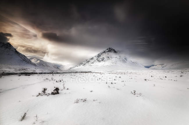 Великобританія, Шотландії, Highland, Buachaille Etive Mor, драматичні небо — стокове фото