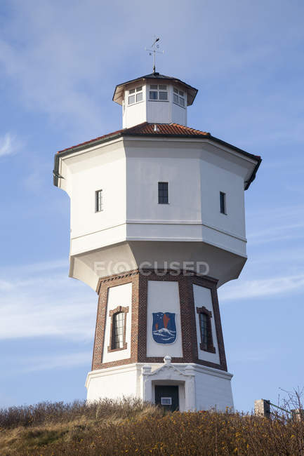 Alemanha, Ilha Langeoog, torre de água durante o dia — Fotografia de Stock