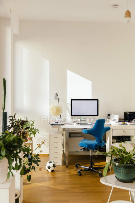 Home Office in einer Wohnung in Innenräumen — Stockfoto