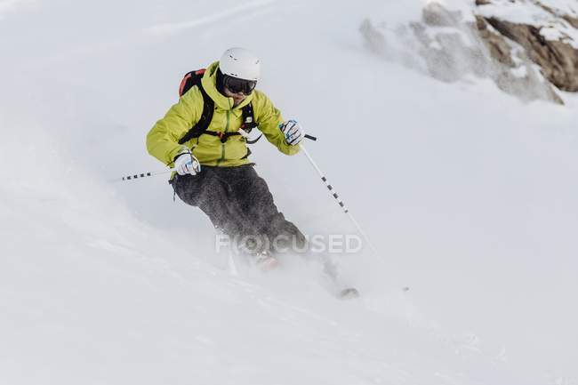 Austria, Tirolo, Arlberg, Giovani freeskiing in montagna — Foto stock