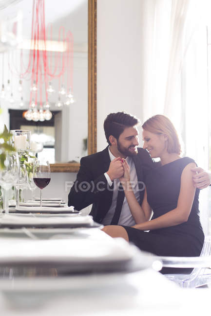 Elegante coppia che abbraccia nel ristorante — Foto stock