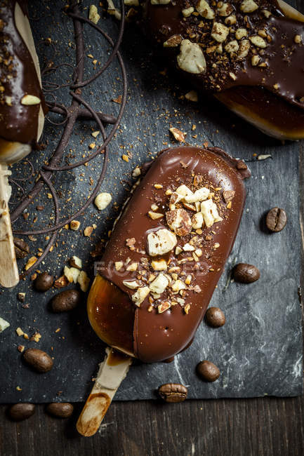 Espresso and coconut-cream ice lollies with chocolate and roasted almonds — Stock Photo