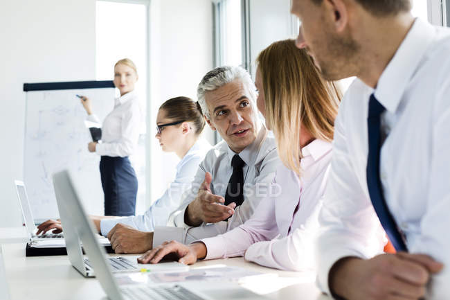 Business people in workshop developing new ideas — Stock Photo