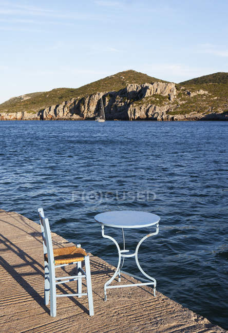 Греція, Limenas Geraka, стілець і стіл на море — стокове фото