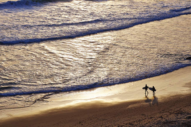 Silhouette di surfisti sulla spiaggia di Beliche — Foto stock