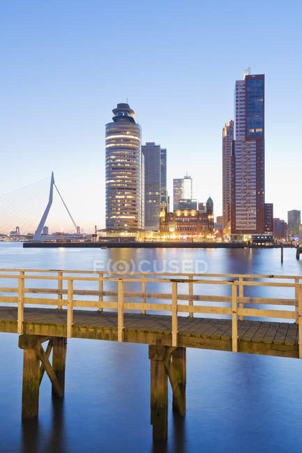 Pays-Bas, Comté de Hollande, Rotterdam, Vue sur le pont Erasmus, Kop van Zuid, jetée en face — Photo de stock
