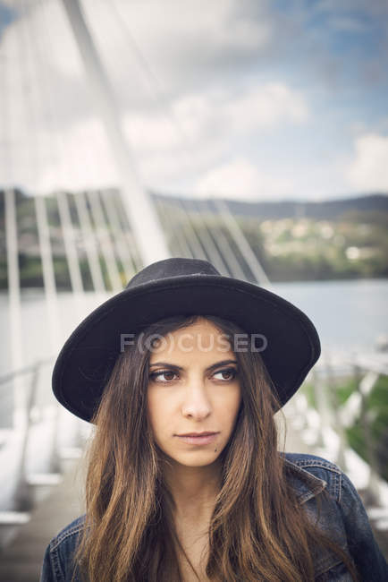 España, Ferrol, retrato de una joven con sombrero negro - foto de stock