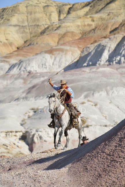 USA, Wyoming, Big Horn Mountains, cavalcare cowboy dondolando lazo — Foto stock