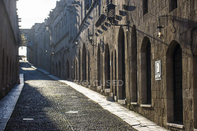 Grèce, Rhodes, La rue pavée des Chevaliers dans la vieille ville — Photo de stock