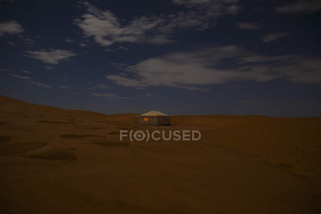 Marrocos, Saara, tenda à noite sobre areia — Fotografia de Stock