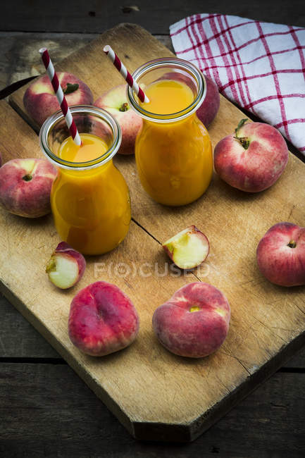 Peach smoothie and vineyard peaches — Stock Photo