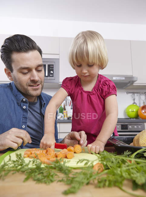Padre preparare il cibo in cucina con figlia — Foto stock