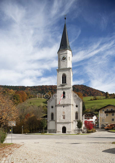 Germania, Baviera, Marktschellenberg, Chiesa di San Nicola e paesaggio autunnale sullo sfondo — Foto stock