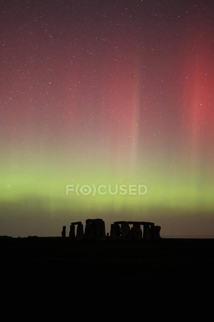 Grã-Bretanha, Inglaterra, Stonehenge à noite, aurora verde e vermelha — Fotografia de Stock