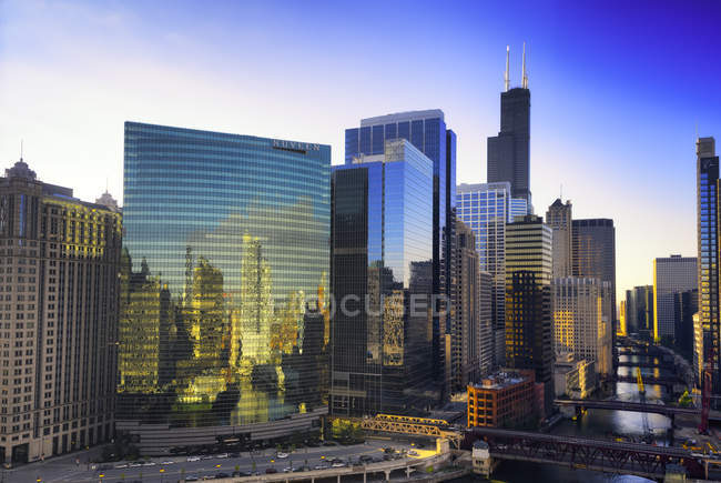 EUA, Illinois, arranha-céus de Chicago e Willis Tower iluminados à noite — Fotografia de Stock