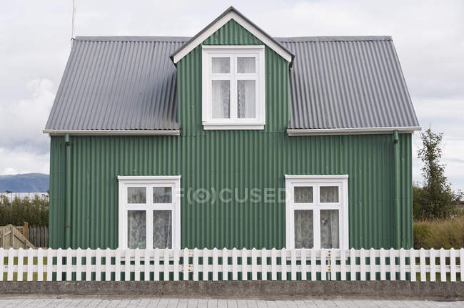 Зеленый дом зеленый забор