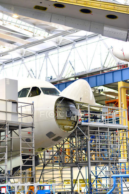 Construcción de aviones en un hangar en interiores - foto de stock