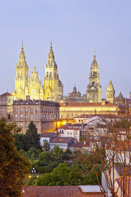Vista a la Catedral por la noche Provincia de Galicia, Santiago de Compostela, España - foto de stock