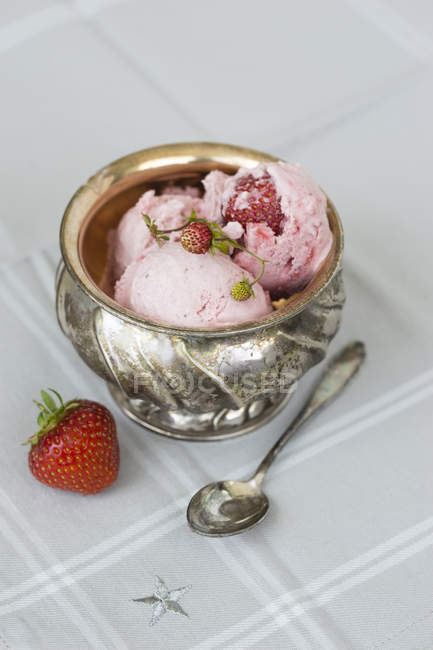 Strawberry ice cream in silver bowl on table — Stock Photo