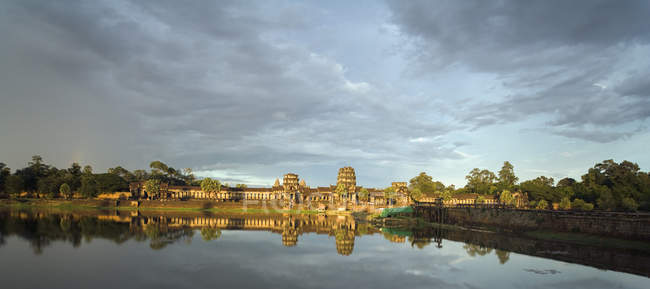 Камбоджа, Сієм Ріп Ангкор-Ват, вид на храм на тлі води денний час — стокове фото