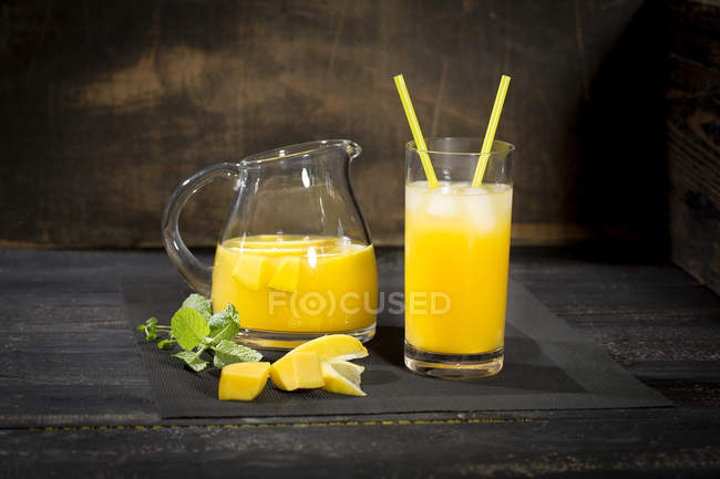 Refrigerante refrigerado feito de manga, limão e hortelã — Fotografia de Stock