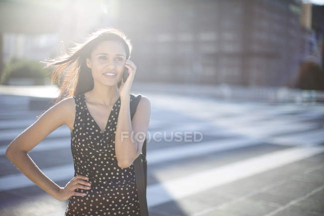 Молода жінка на мобільний телефон у місті — стокове фото