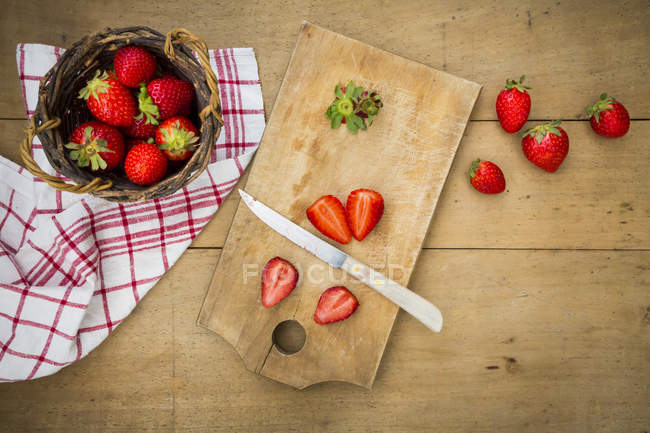Sliced and whole strawberries — Stock Photo