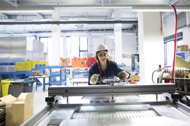 Technicien souriant dans la salle d'usine plaque de réglage — Photo de stock