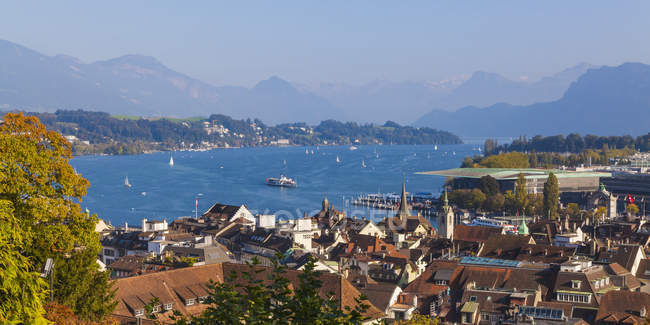 Suiza, Cantón de Lucerna, Lucerna, Casco Antiguo, Vista al Lago de Lucerna con paddlesteamer y barcos, Centro de Cultura y Congresos de Lucerna - foto de stock