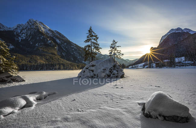 Alemania, Berchtesgadener Land, Ramsau, Lago Hintersee al atardecer en invierno - foto de stock