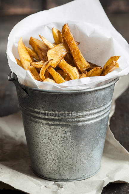 Patatine Fritte Fatte In Casa In Secchio Di Latta Fatto In Casa Studio Girato Stock Photo 180247652