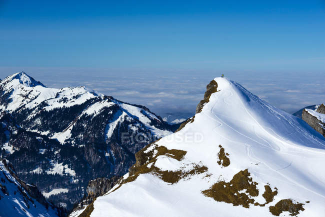Пара стоящих на вершине зимой в Альпах Альгау, Бавария, Германия — стоковое фото