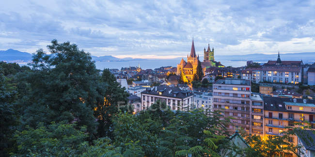 Svizzera, Losanna, paesaggio urbano con cattedrale Notre-Dame al tramonto — Foto stock