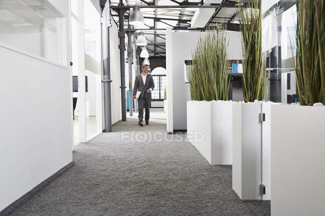 Lächelnder Geschäftsmann in modernem Büro — Stockfoto