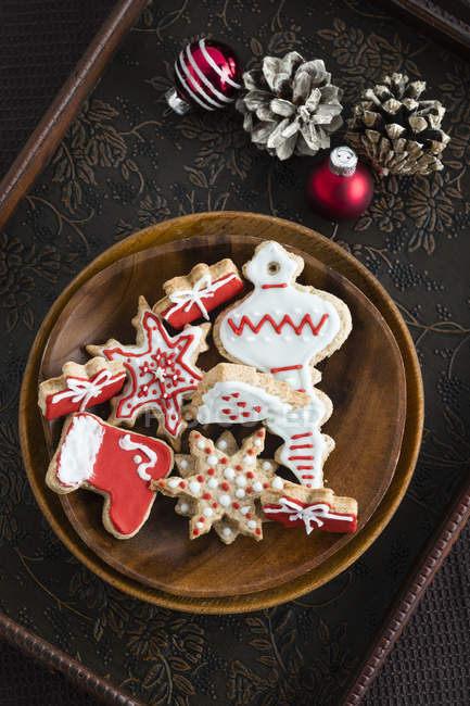 Placa de madeira de biscoitos de Natal caseiros, close-up — Fotografia de Stock